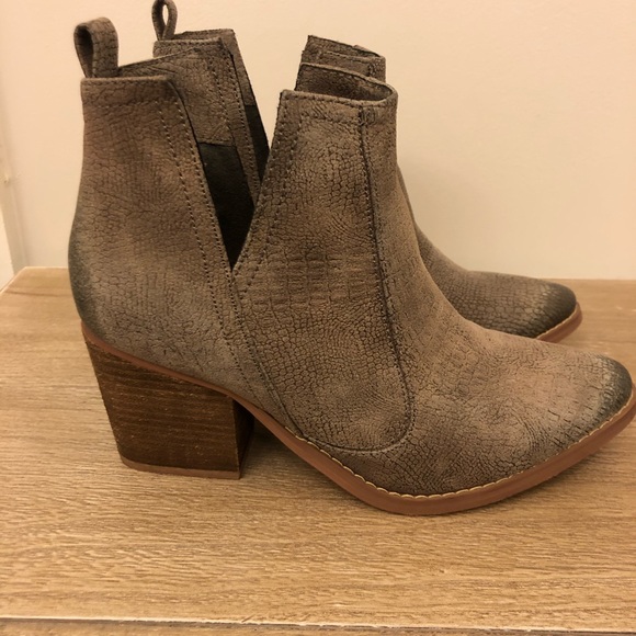 Boots from Buckle that are versatile! - Picture 4 of 6